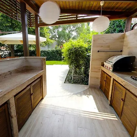 אכסניה White *